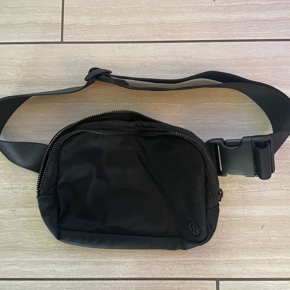OG NWOT Lululemon Black Everywhere Belt Bag Extended Strap Version